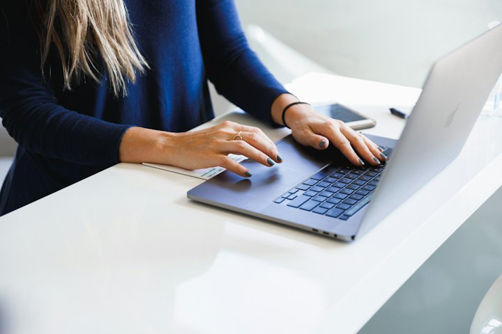Pessoa preenchendo um cadastro em um notebook